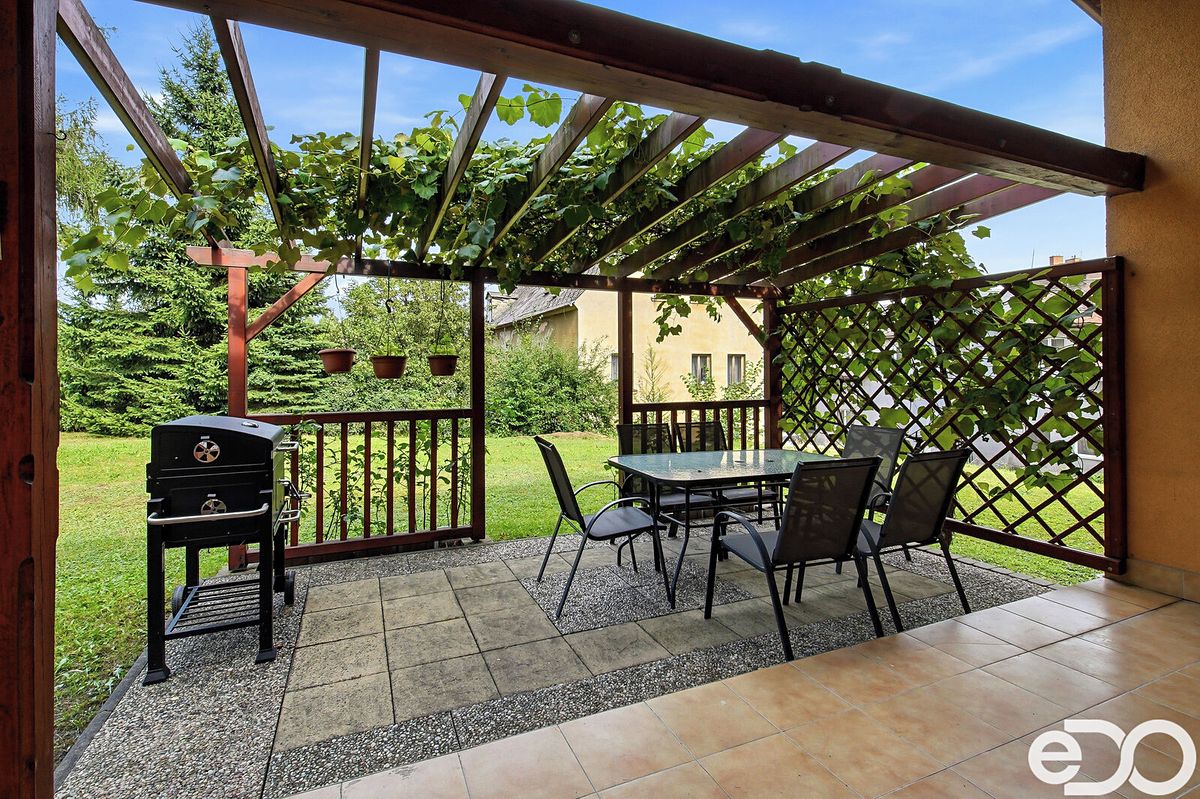 Prodej rodinného domu 300 m², pozemek 1492 m² – fotografie 3