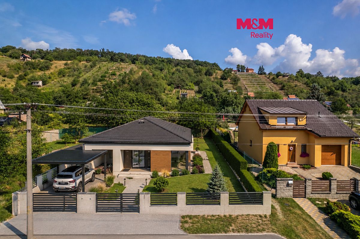 Prodej stavebního pozemku 2331 m²