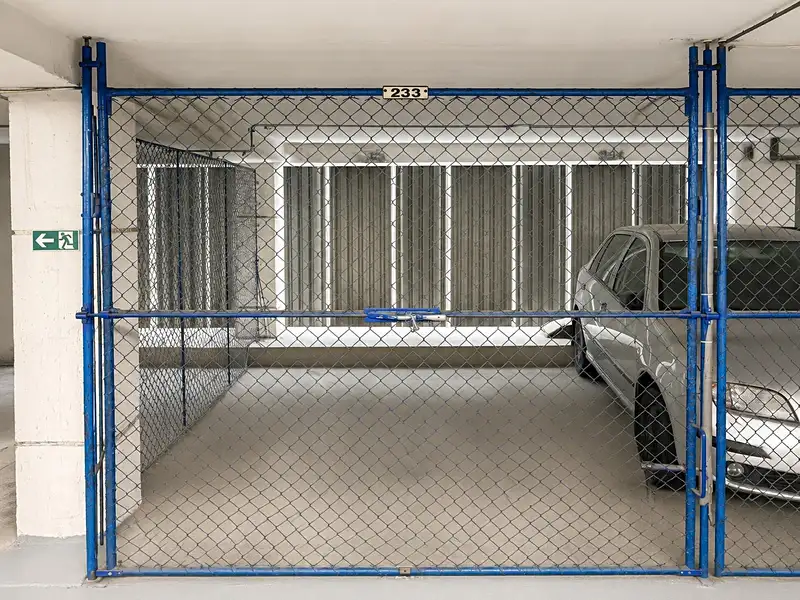 Prodej garážového stání 12 m², Praha – náhled fotky 1