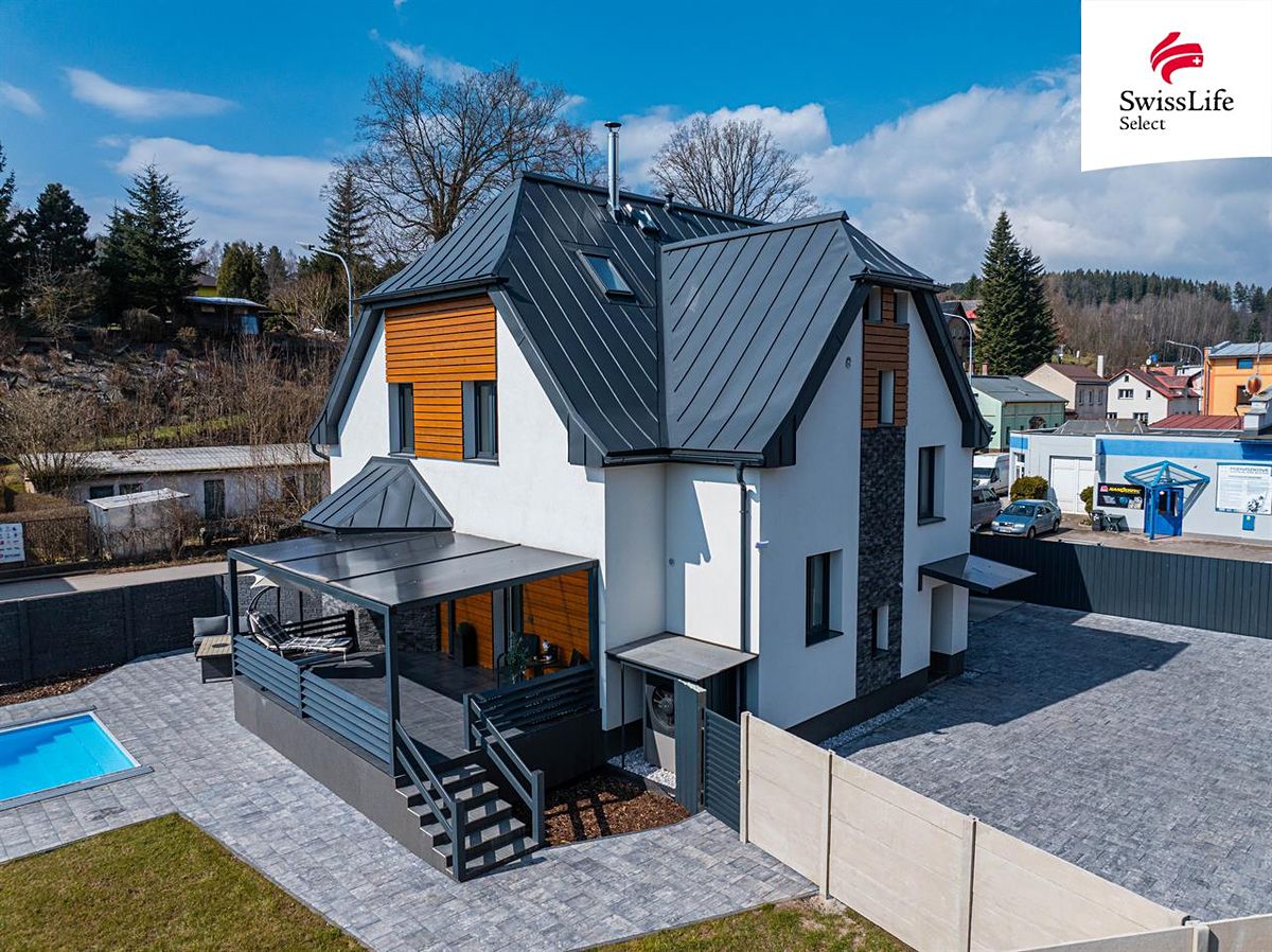 Prodej rodinného domu 350 m², pozemek 764 m²