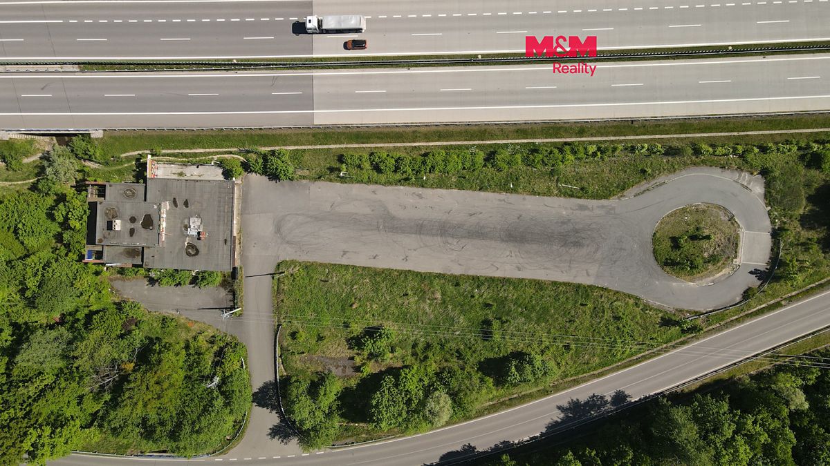 Prodej komerční nemovitosti 890 m²