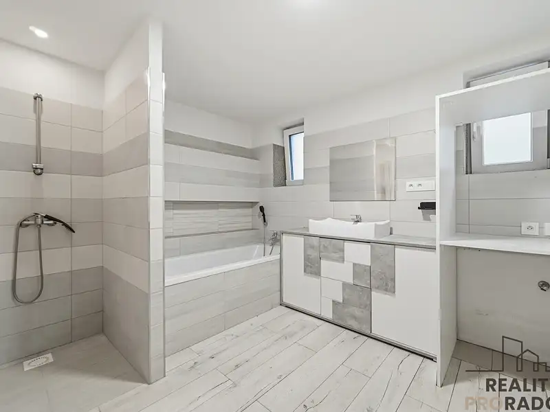 Prodej rodinného domu 190 m², pozemek 660 m², Bukovina nad Labem – náhled fotky 3
