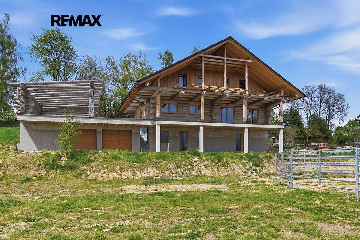 Prodej rodinného domu 440 m², pozemek 10980 m²