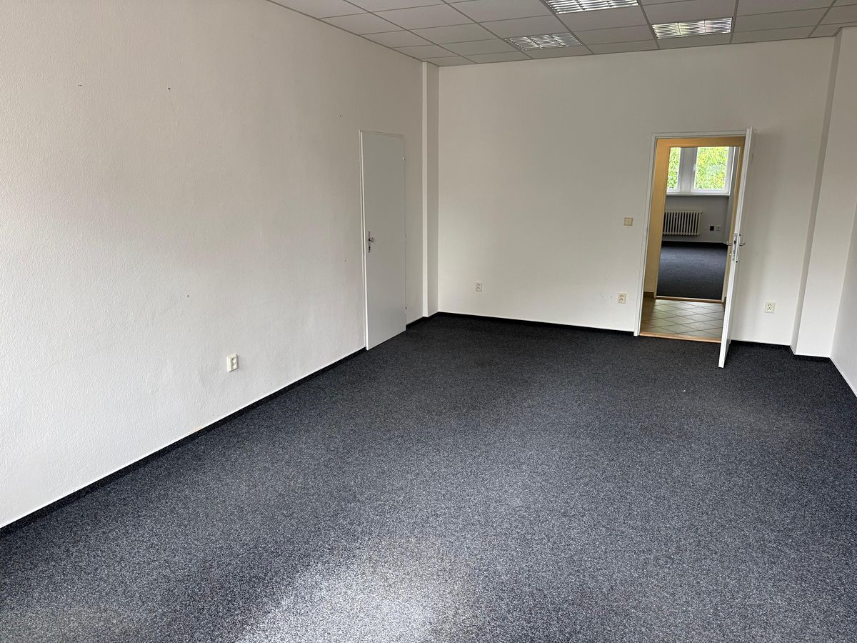 Pronájem kanceláře 370 m² – fotografie 5