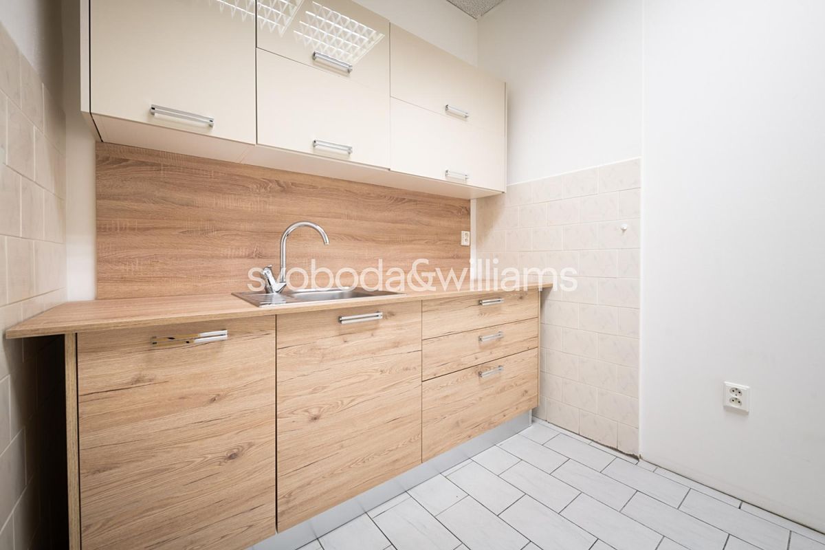 Pronájem kanceláře 221 m² – fotografie 2