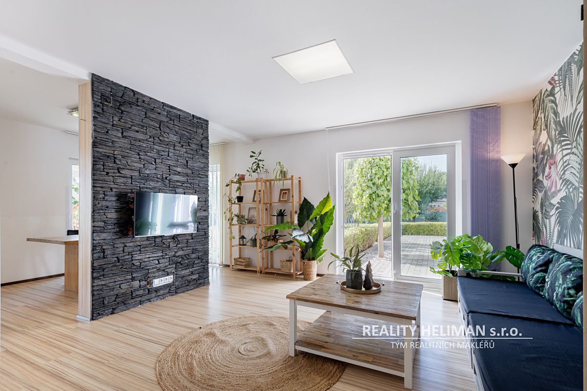 Prodej rodinného domu 266 m², pozemek 1236 m² – fotografie 2