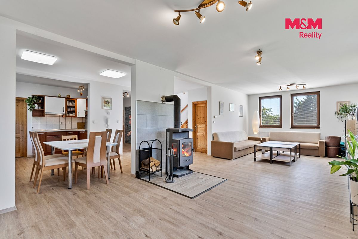 Prodej rodinného domu 250 m², pozemek 2276 m² – fotografie 5