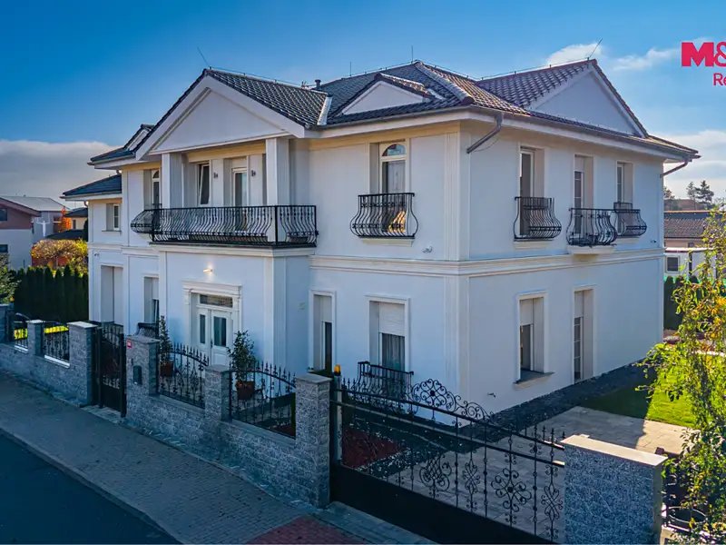 Prodej rodinného domu 356 m², pozemek 762 m², Šestajovice – náhled fotky 2
