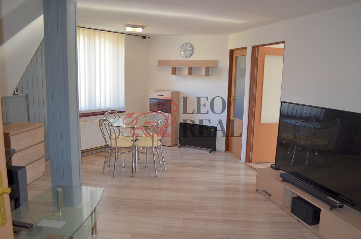 Prodej rodinného domu 240 m², pozemek 393 m² – fotografie 2