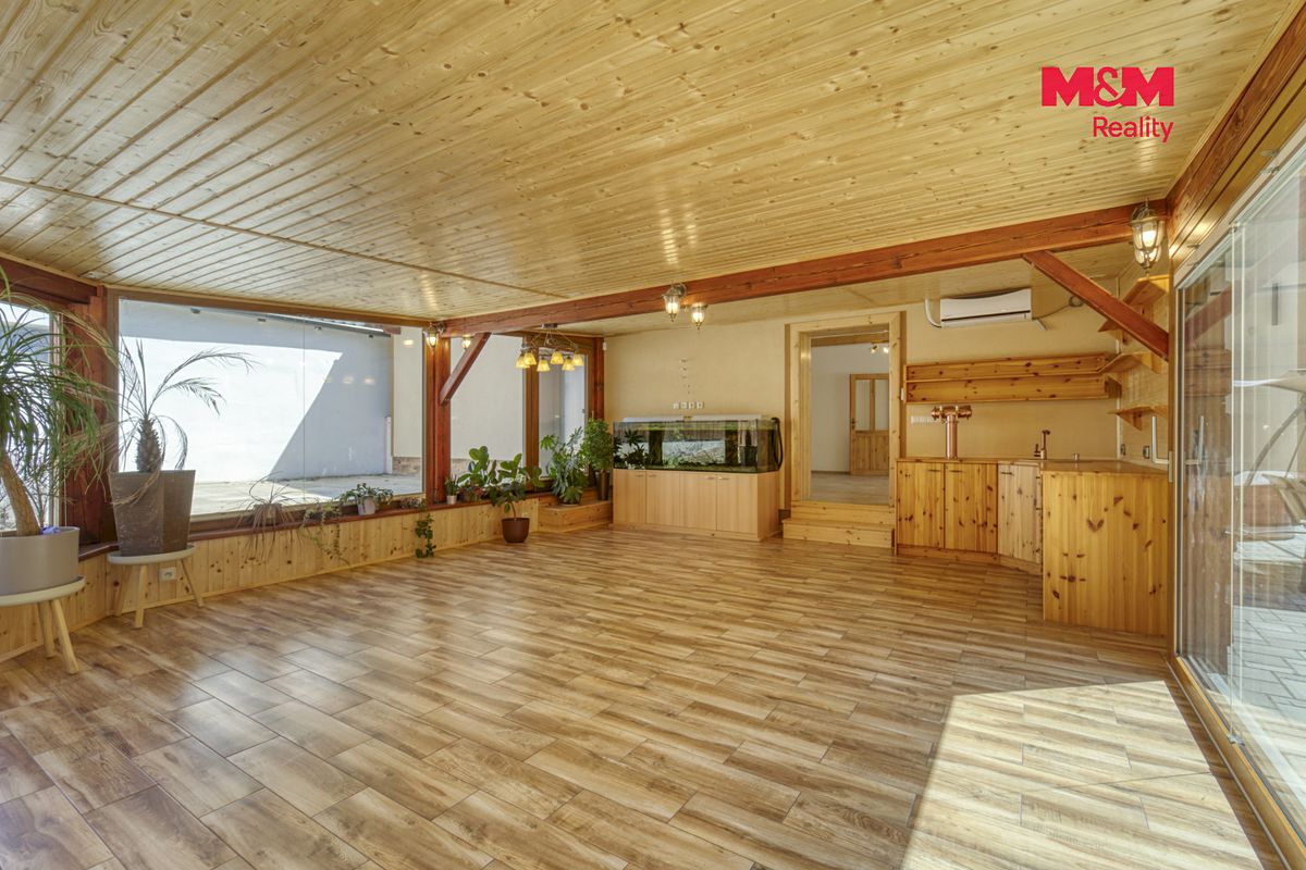 Prodej rodinného domu 250 m², pozemek 598 m² – fotografie 2