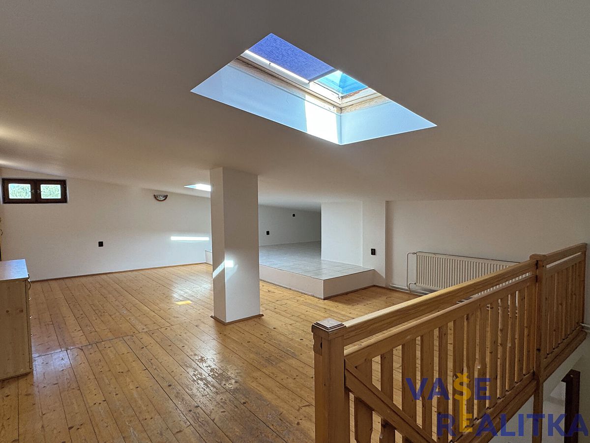 Pronájem rodinného domu 240 m², pozemek 240 m² – fotografie 3