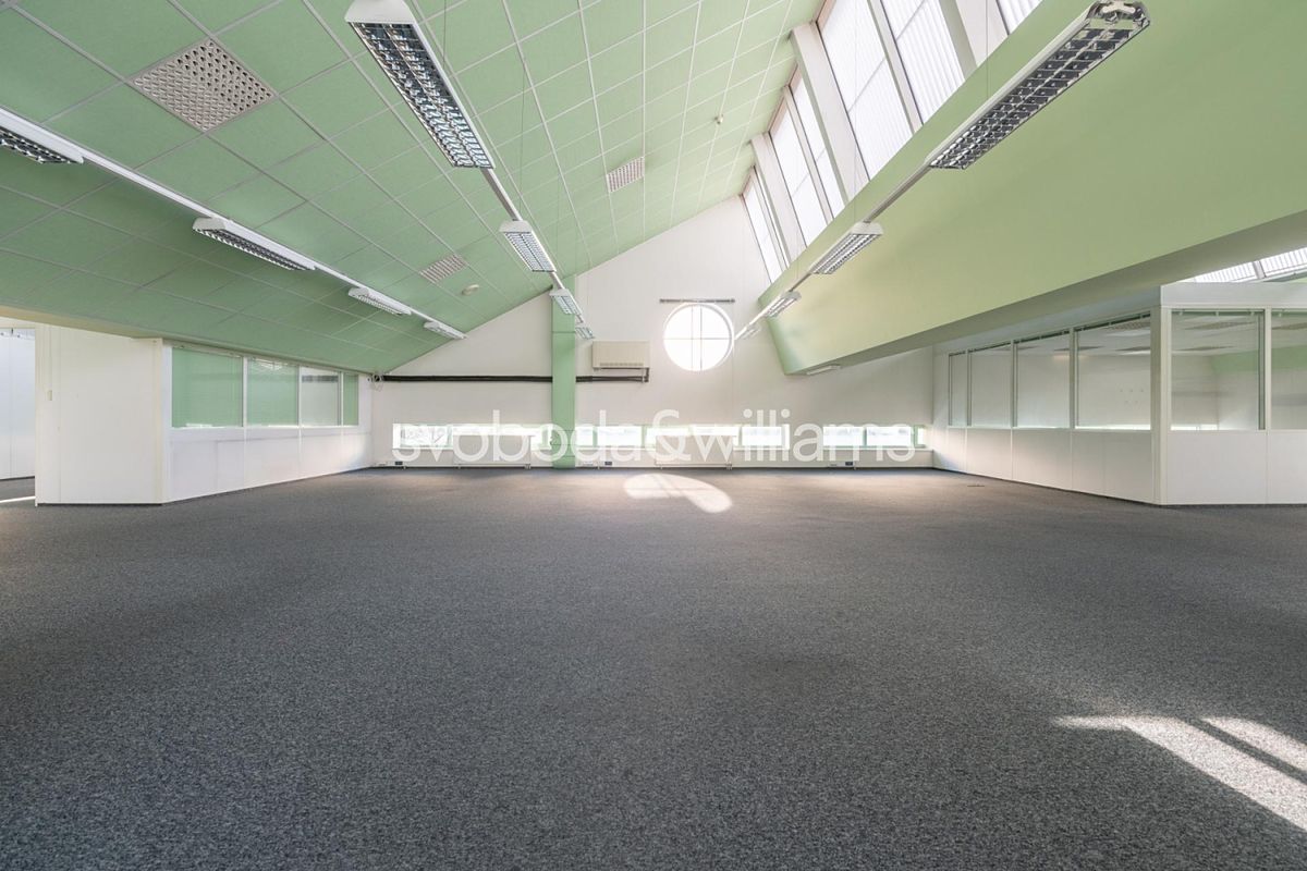 Pronájem kanceláře 1806 m² – fotografie 3