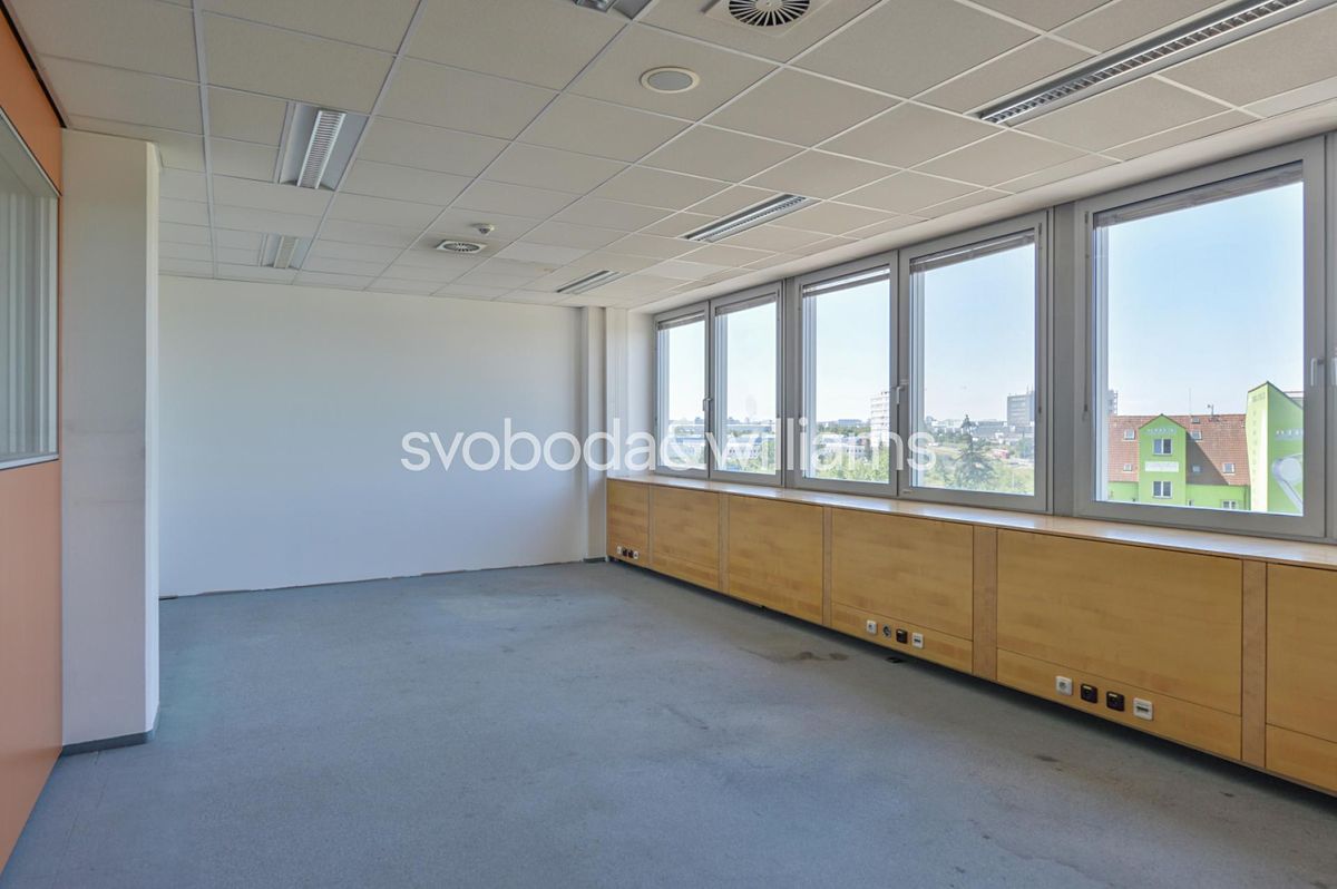 Pronájem kanceláře 674 m² – fotografie 3