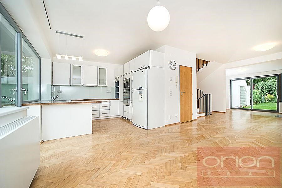 Pronájem vily 230 m², pozemek 550 m², Praha – fotka 1 z 3