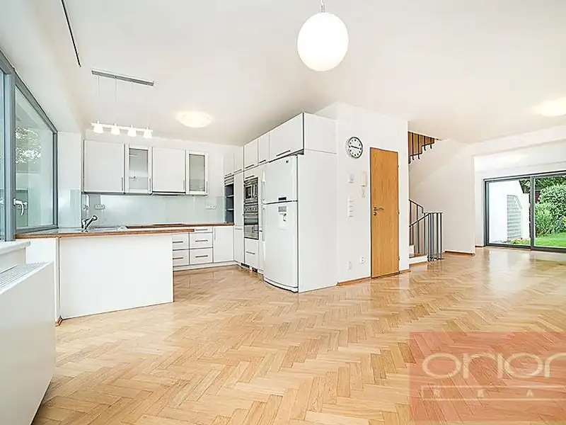 Pronájem vily 230 m², pozemek 550 m², Praha – náhled fotky 1