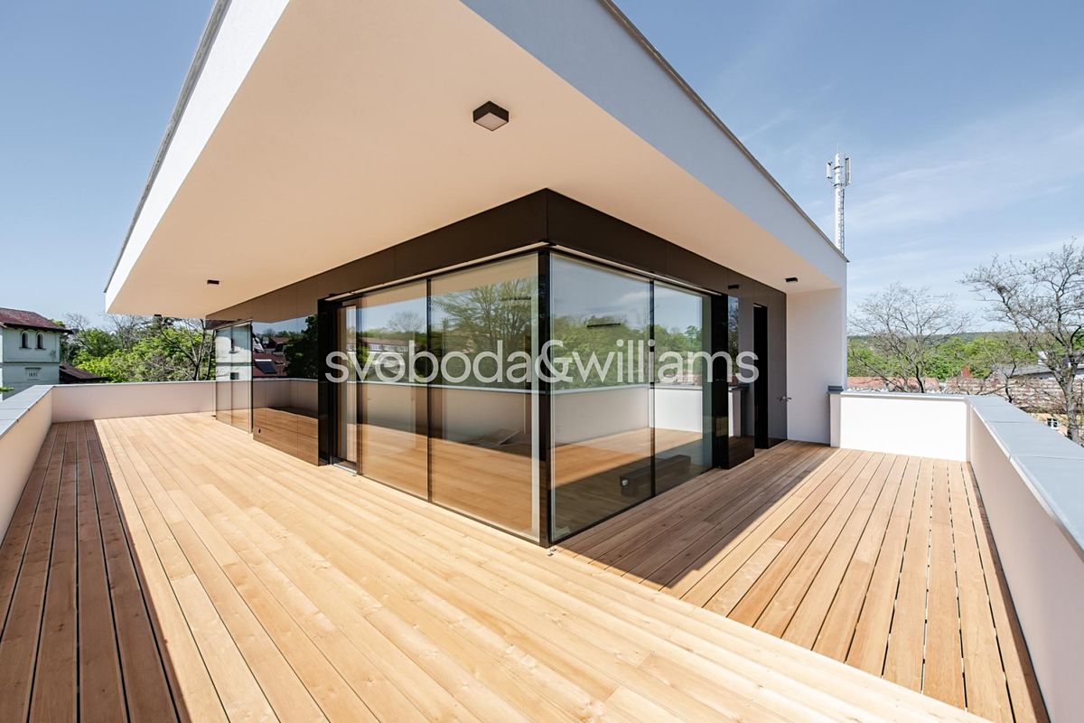 Pronájem rodinného domu 565 m², pozemek 931 m² – fotografie 2