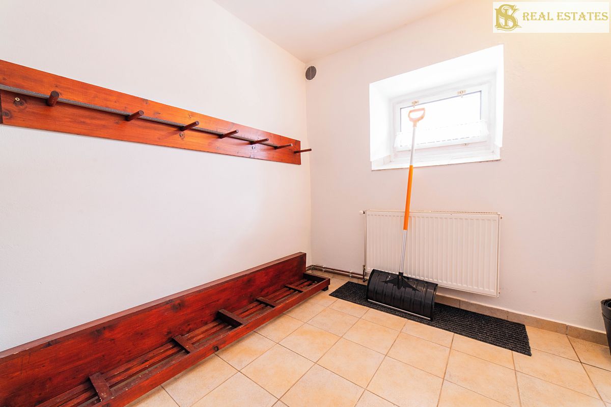 Prodej rodinného domu 423 m², pozemek 734 m² – fotografie 4