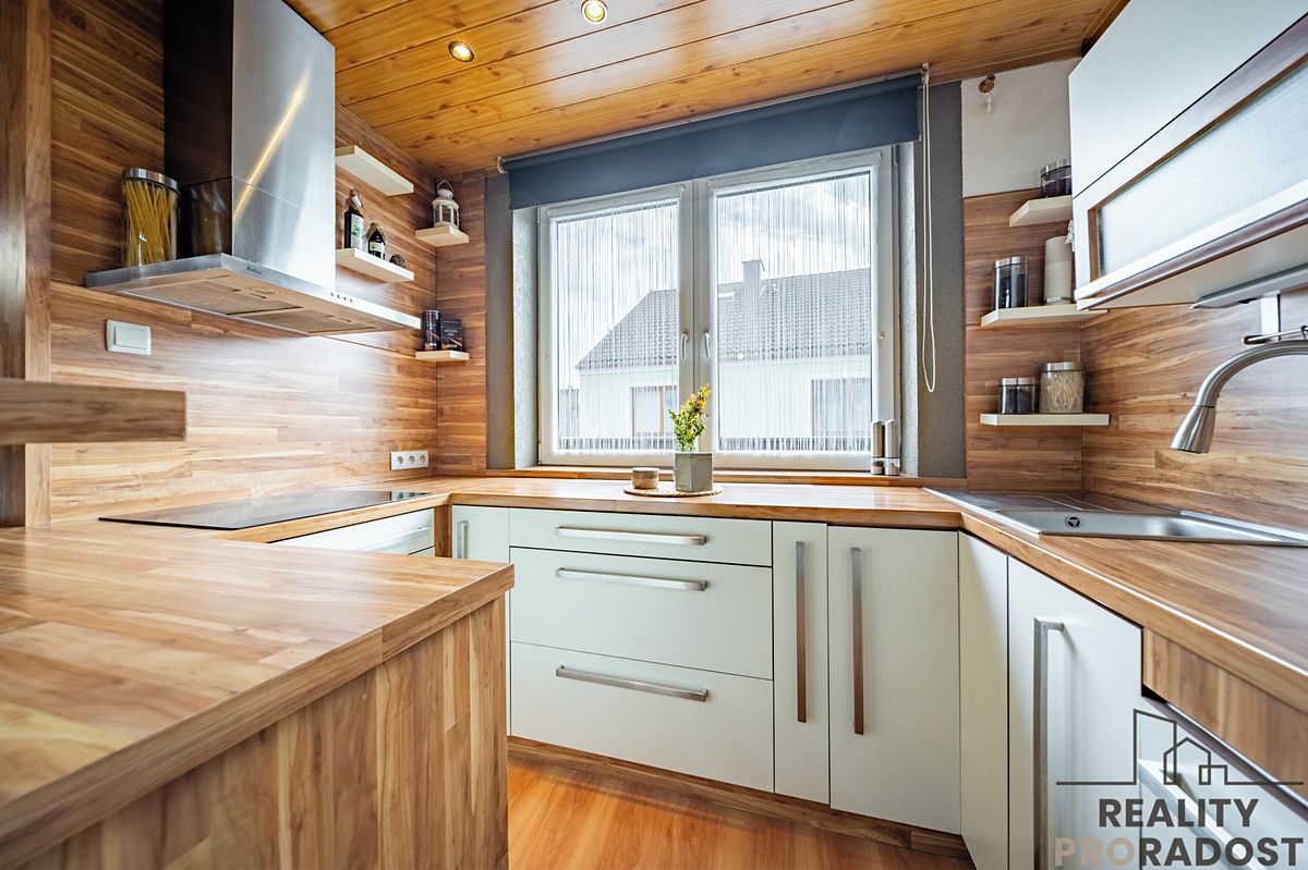 Prodej rodinného domu 180 m², pozemek 119 m² – fotografie 2