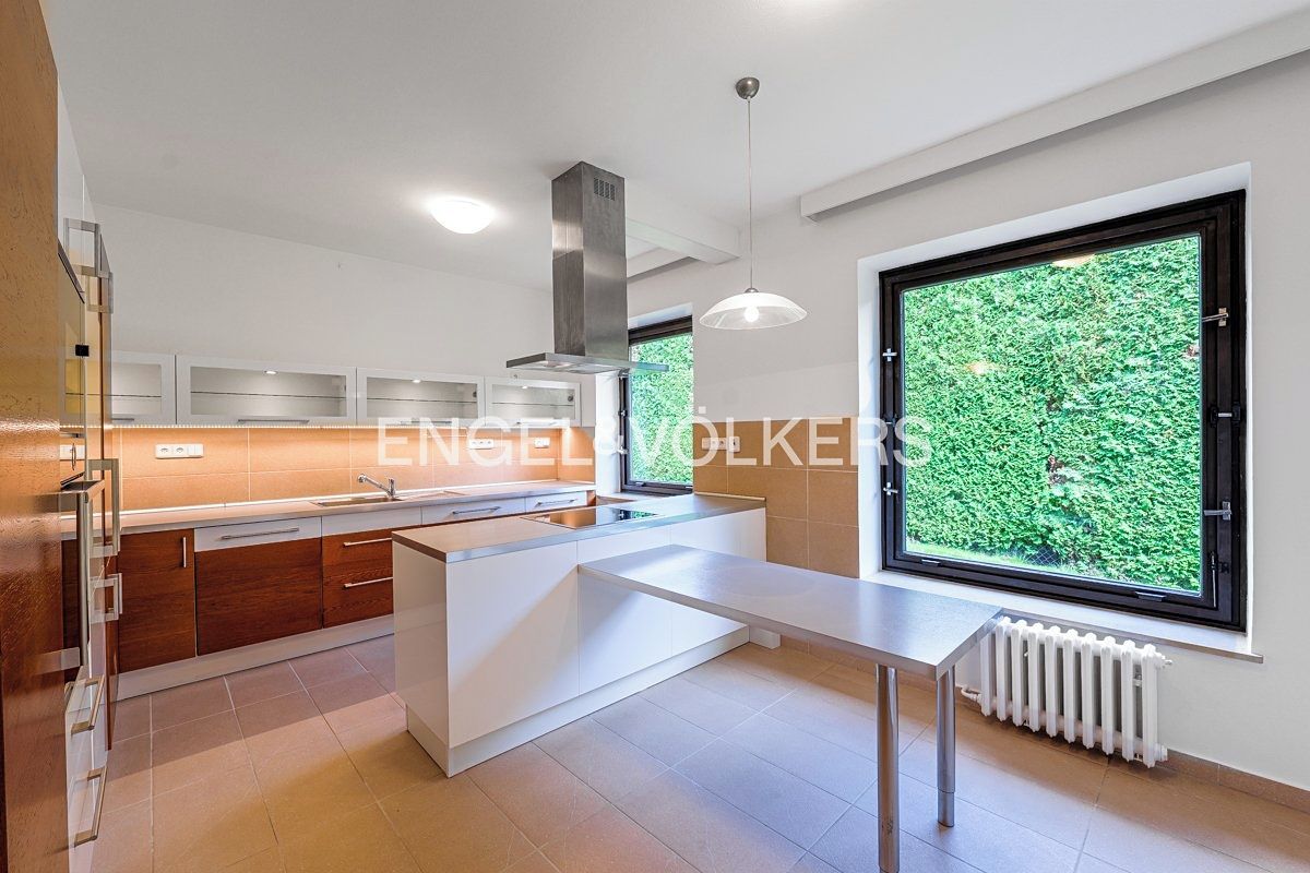 Pronájem rodinného domu 417 m², pozemek 1000 m² – fotografie 4