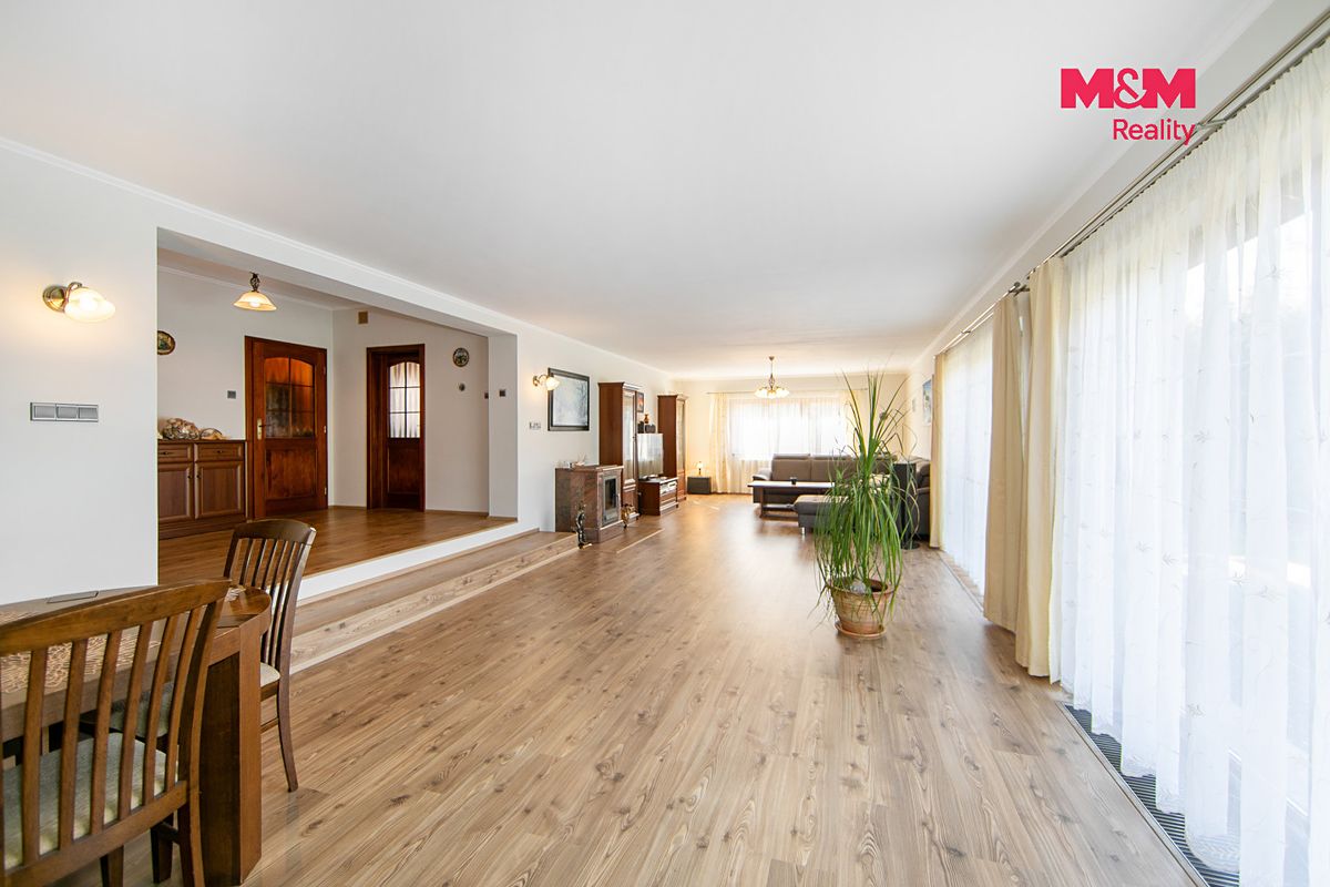 Prodej rodinného domu 230 m², pozemek 1420 m² – fotografie 2