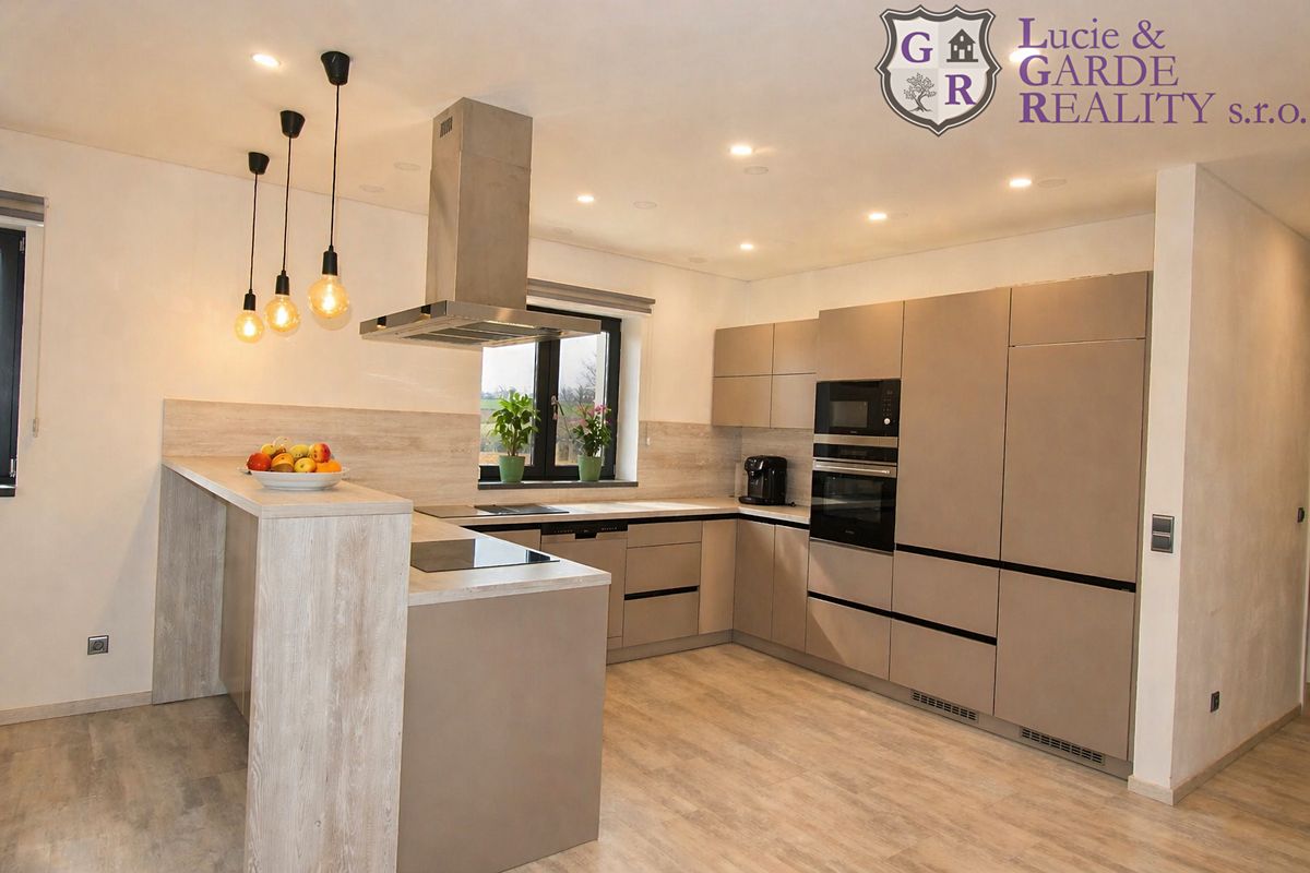 Prodej rodinného domu 160 m², pozemek 1165 m² – fotografie 2