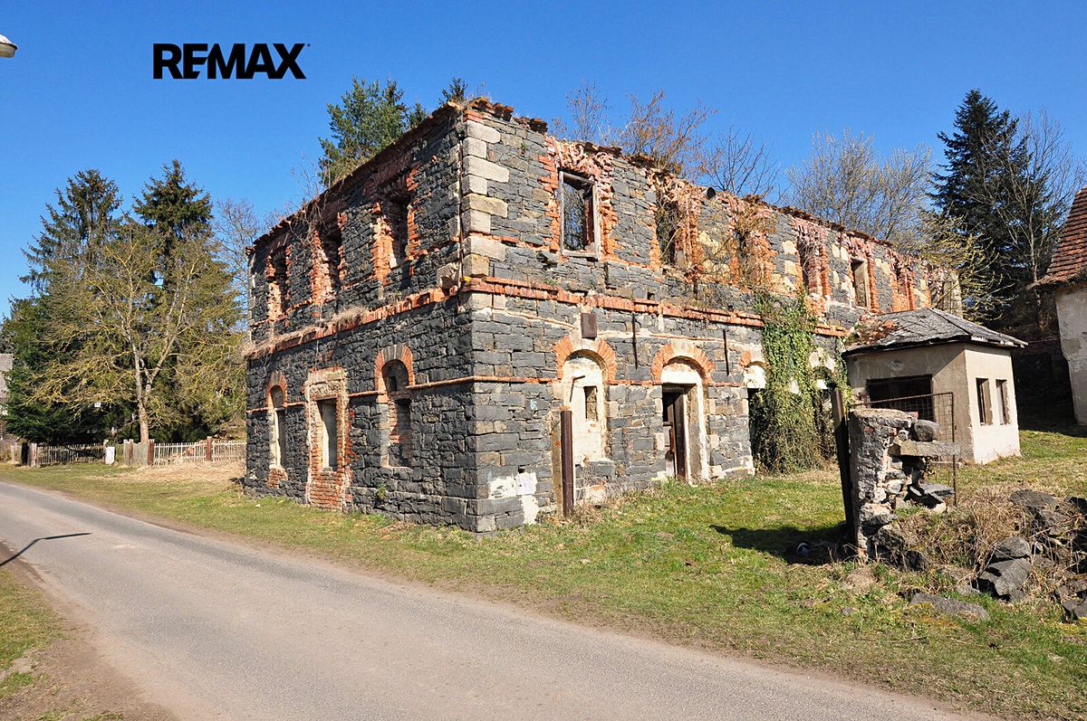 Prodej rodinného domu 300 m², pozemek 1942 m² – fotografie 2
