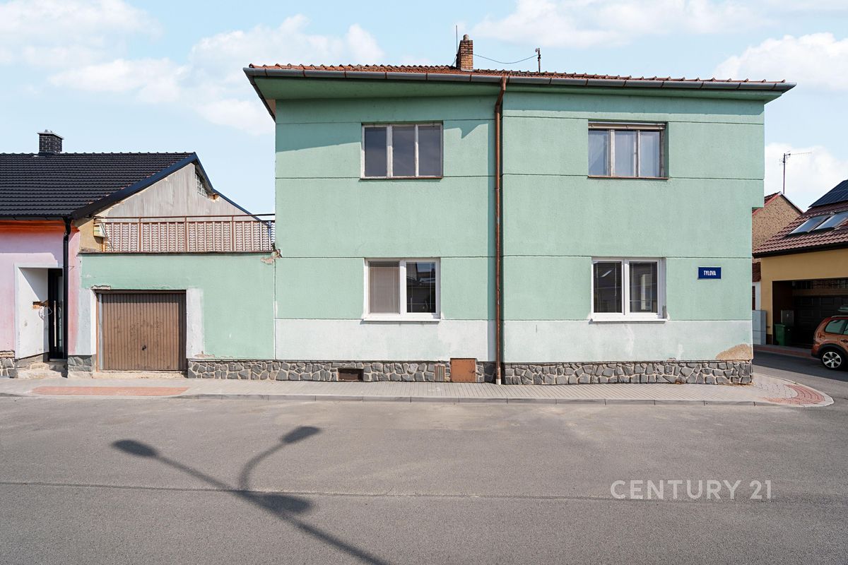 Prodej rodinného domu 236 m², pozemek 335 m² – fotografie 2