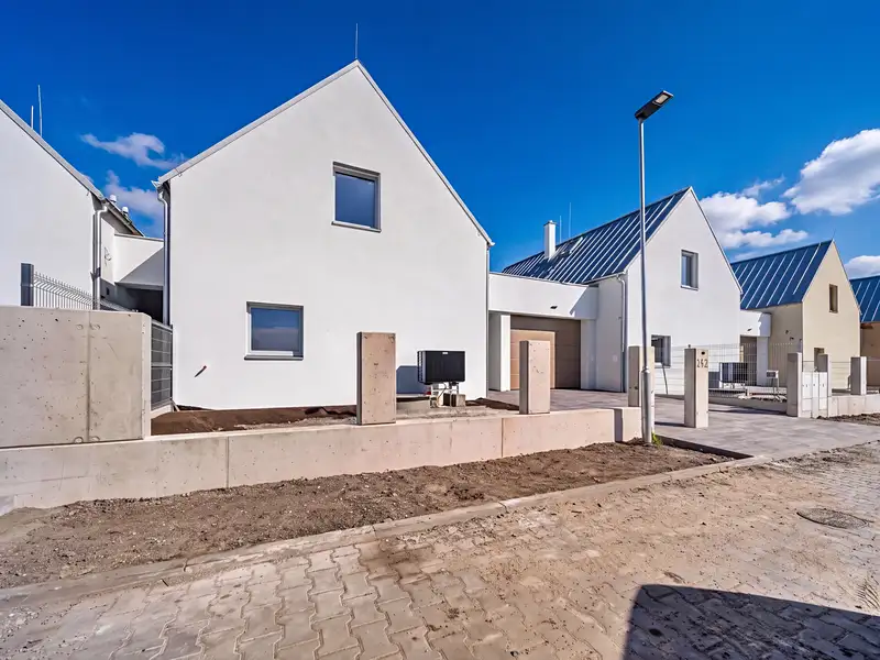 Prodej rodinného domu 136 m², pozemek 446 m², Břežany II – náhled fotky 1