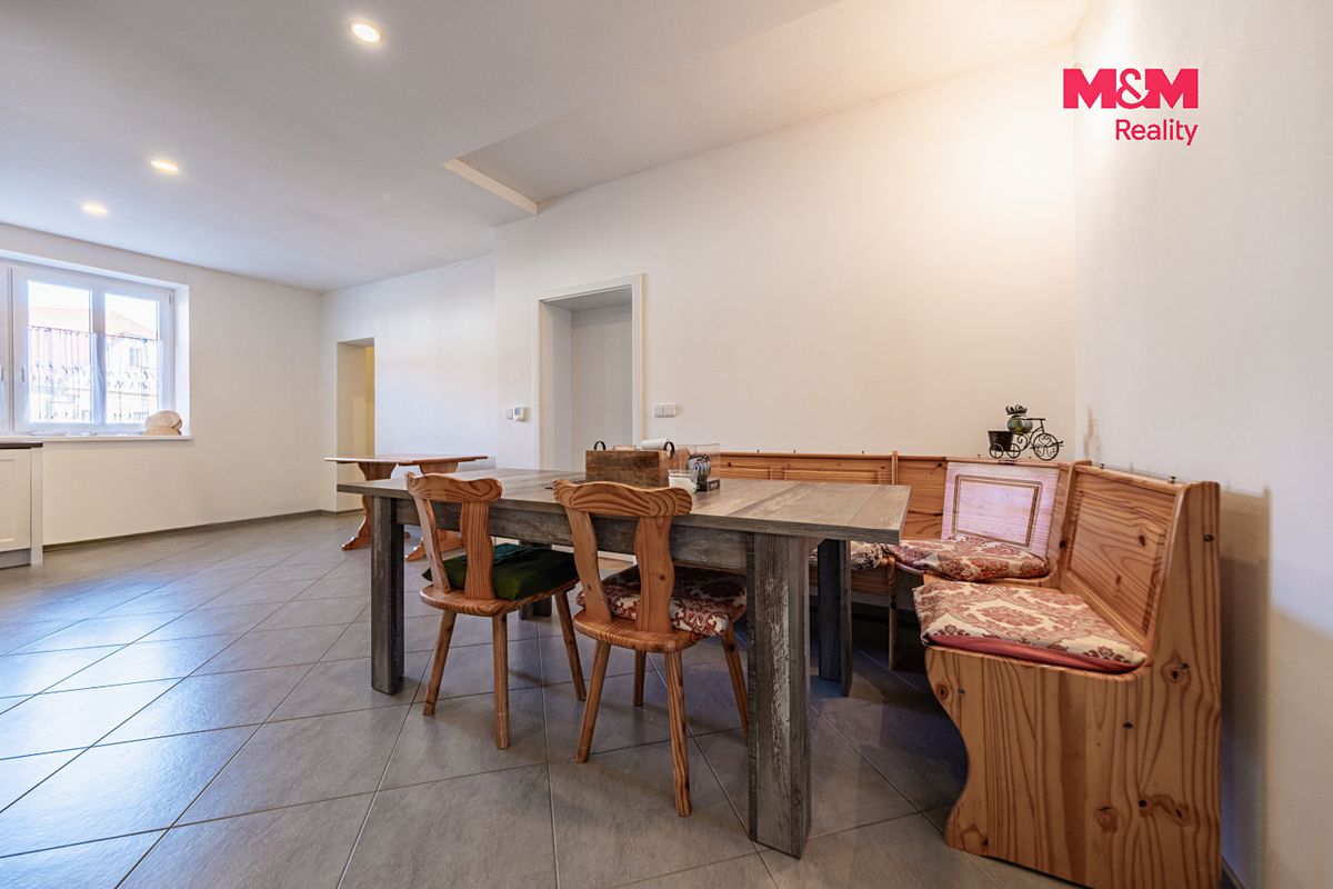 Prodej rodinného domu 225 m², pozemek 1397 m² – fotografie 2