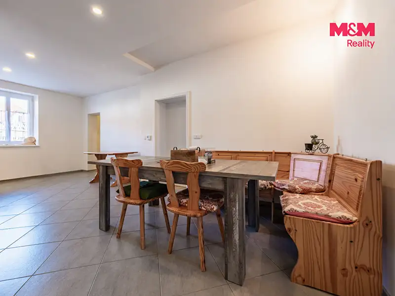 Prodej rodinného domu 225 m², pozemek 1397 m², Spálené Poříčí – náhled fotky 2