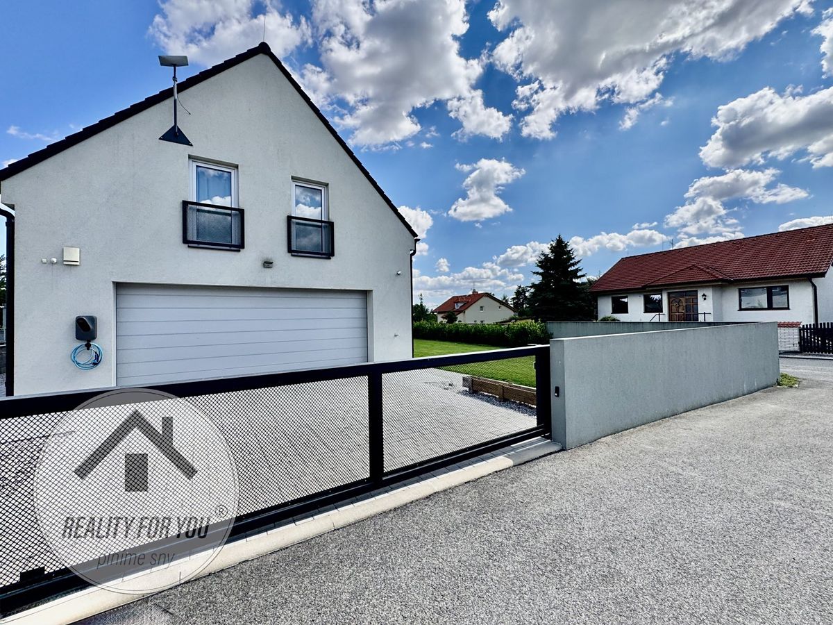 Prodej rodinného domu 240 m², pozemek 677 m²