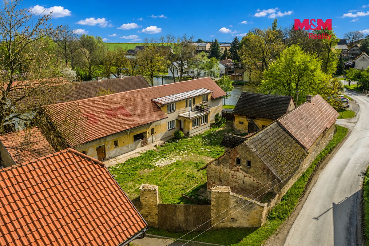 Prodej rodinného domu 188 m², pozemek 1079 m² – fotografie 2