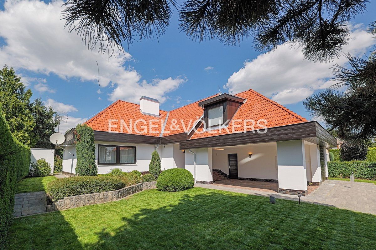 Pronájem rodinného domu 417 m², pozemek 1000 m²