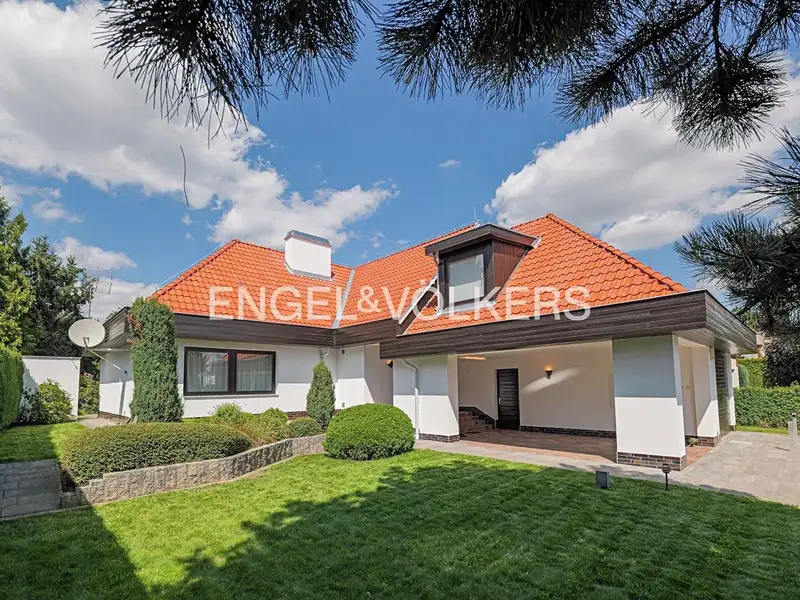 Pronájem rodinného domu 417 m², pozemek 1000 m², Praha – náhled fotky 1