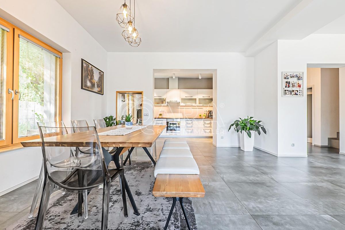 Prodej rodinného domu 328 m², pozemek 1107 m² – fotografie 2
