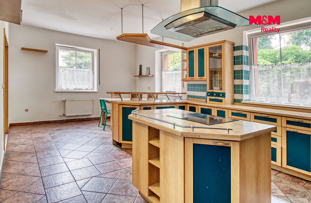 Pronájem rodinného domu 279 m², pozemek 1320 m² – fotografie 3