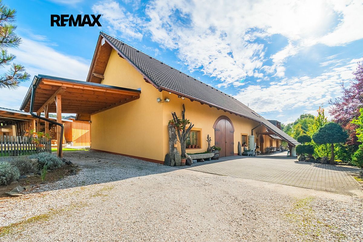 Prodej rodinného domu 304 m², pozemek 3163 m²