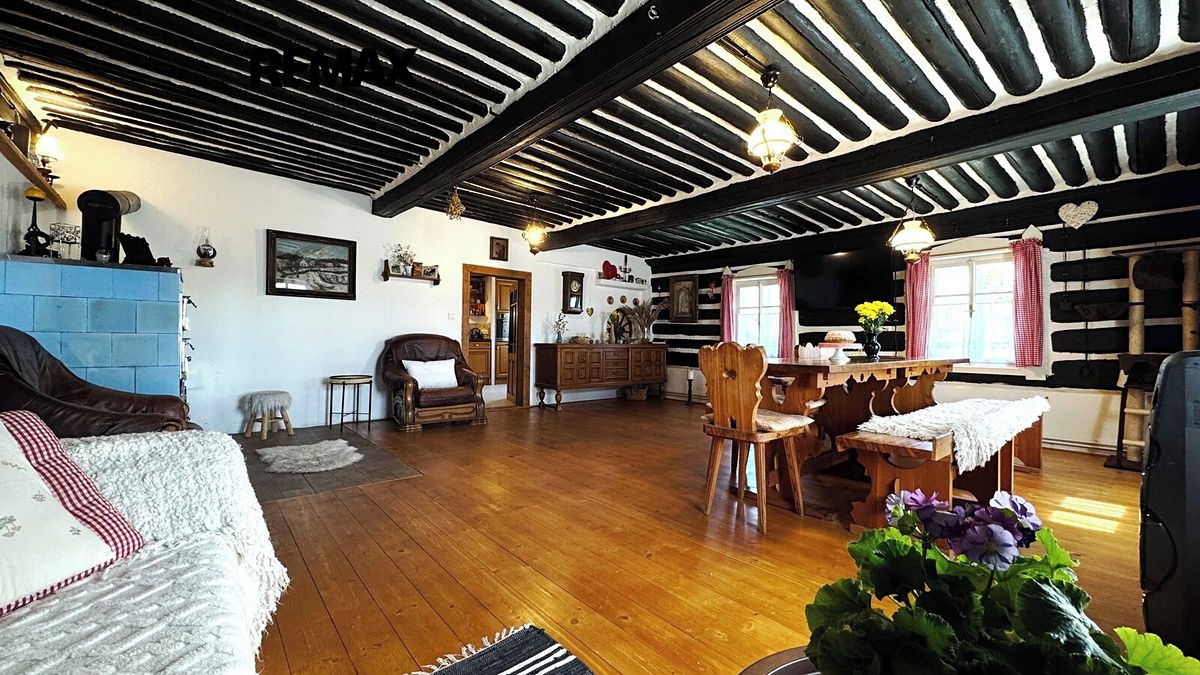 Prodej rodinného domu 316 m², pozemek 635 m² – fotografie 2