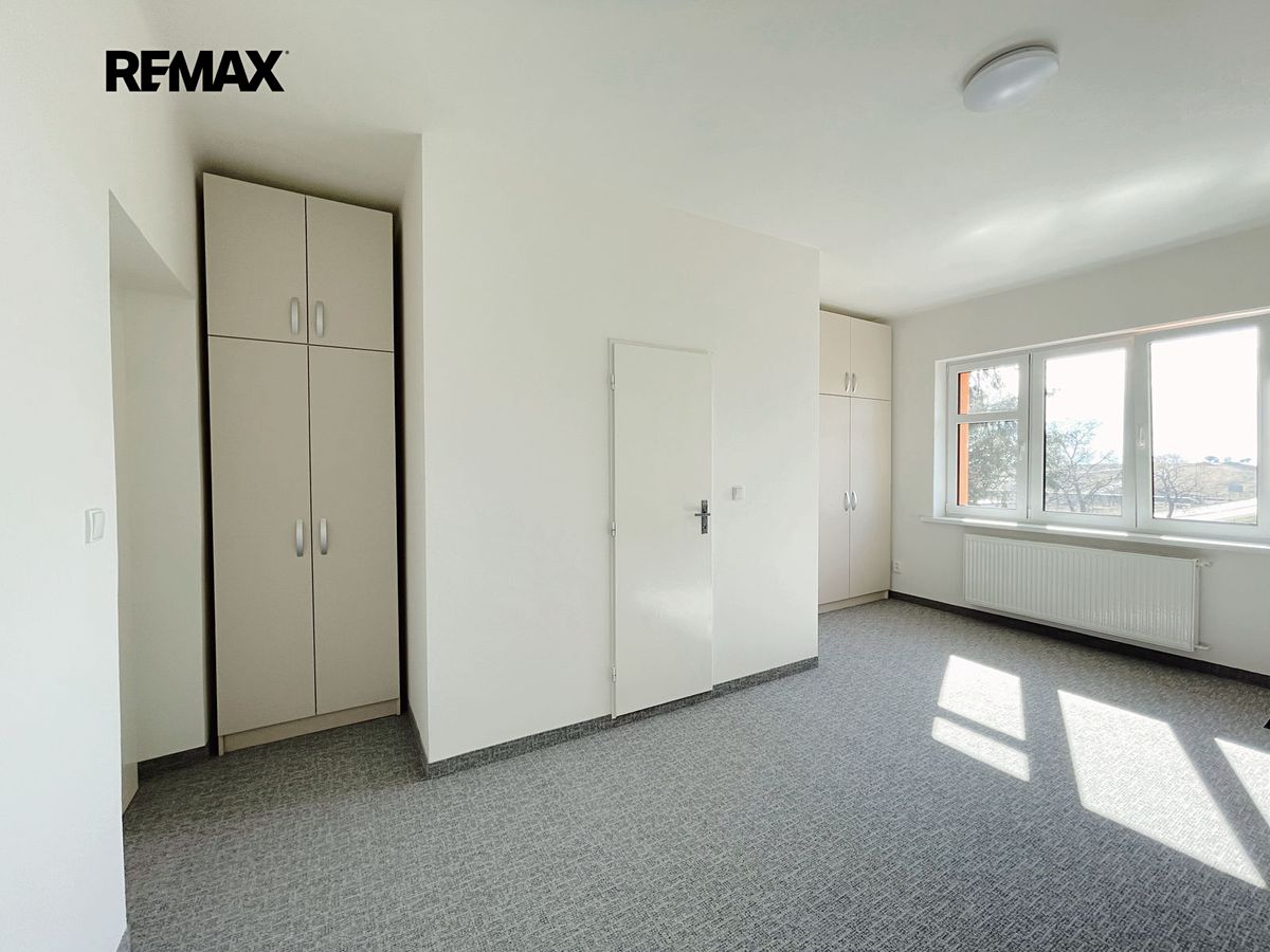 Pronájem kanceláře 100 m² – fotografie 3