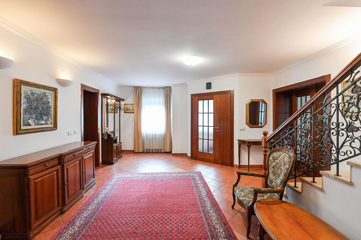 Prodej rodinného domu 665 m², pozemek 867 m² – fotografie 3