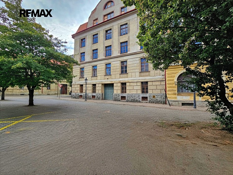 Комерційне приміщення на продаж, 2 000 м² (2 з 30)