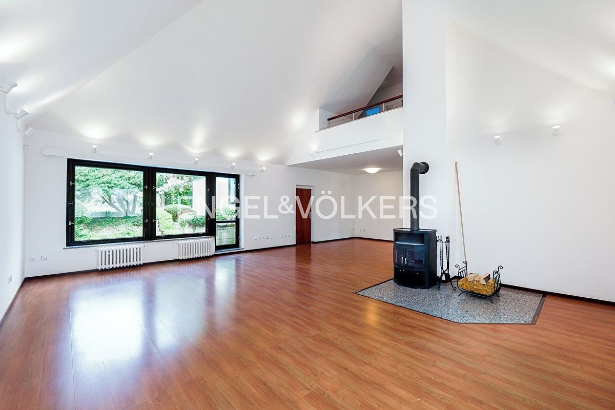 Pronájem rodinného domu 417 m², pozemek 1000 m² – fotografie 2