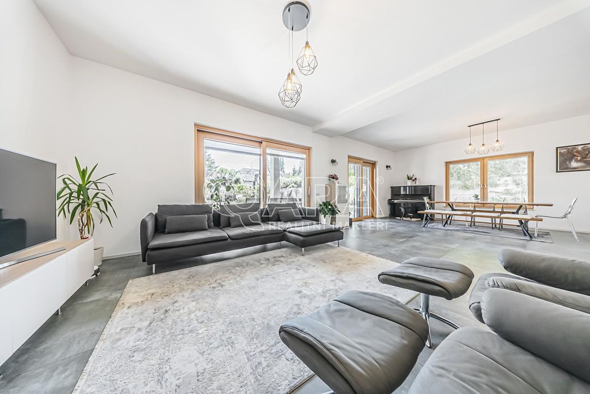 Prodej rodinného domu 328 m², pozemek 1107 m² – fotografie 4