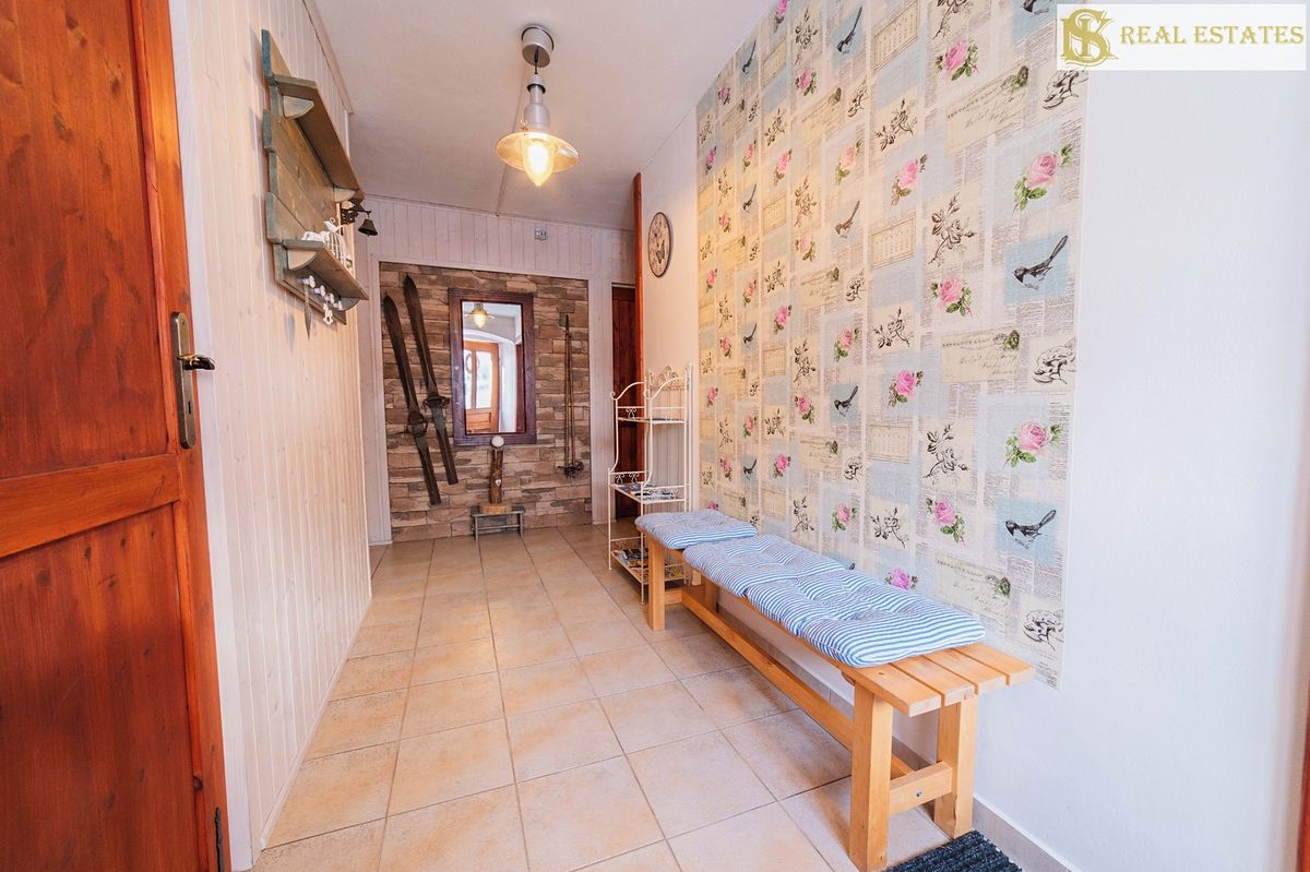 Prodej rodinného domu 423 m², pozemek 734 m² – fotografie 3