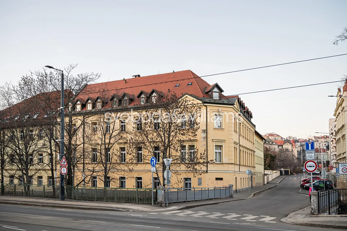 Pronájem kanceláře 454 m²