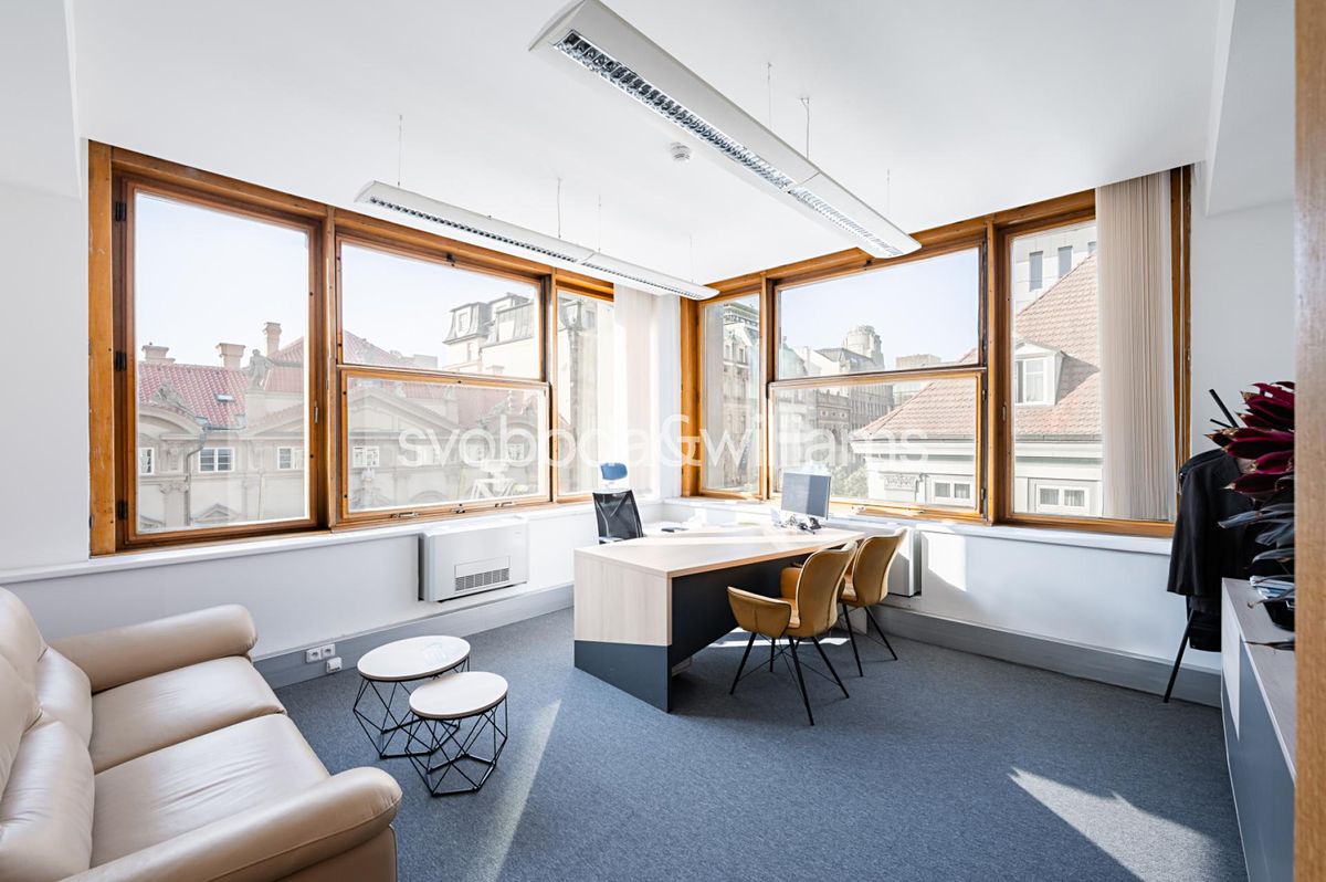 Pronájem kanceláře 596 m²