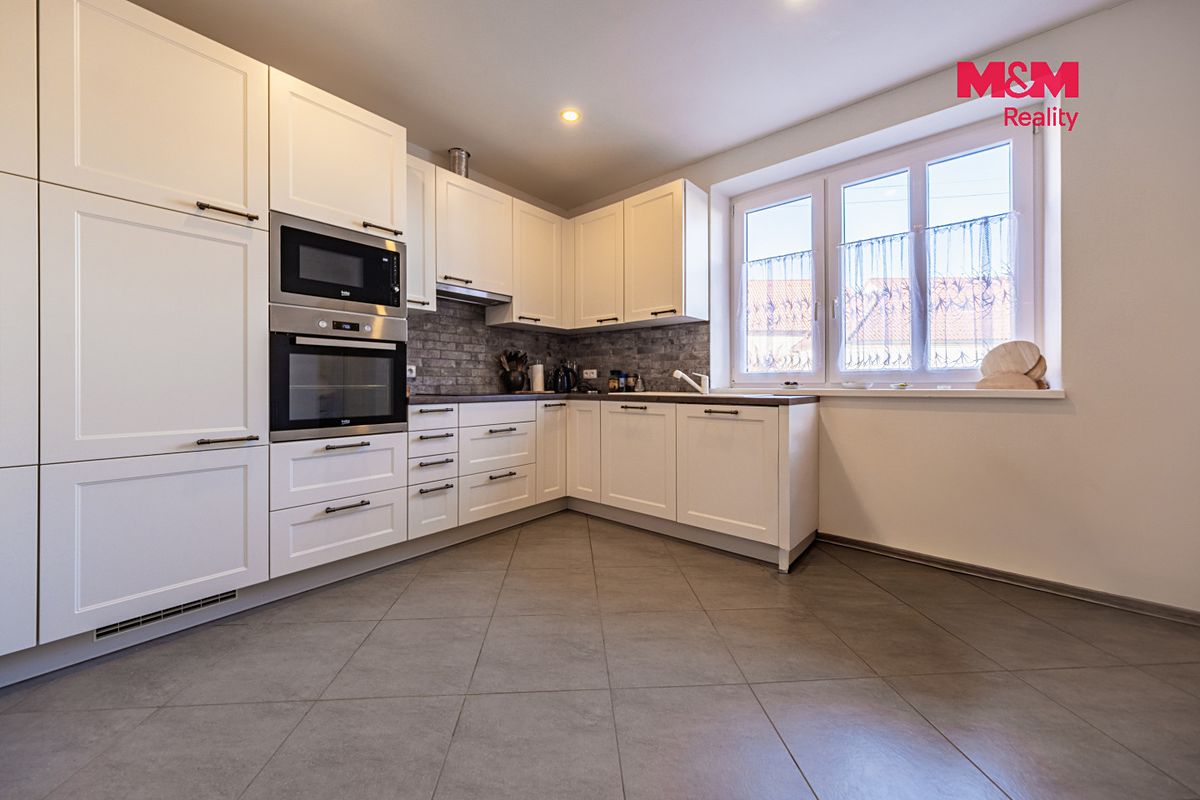 Prodej rodinného domu 225 m², pozemek 1397 m² – fotografie 3