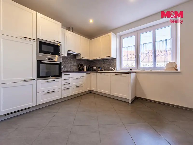 Prodej rodinného domu 225 m², pozemek 1397 m², Spálené Poříčí – náhled fotky 3