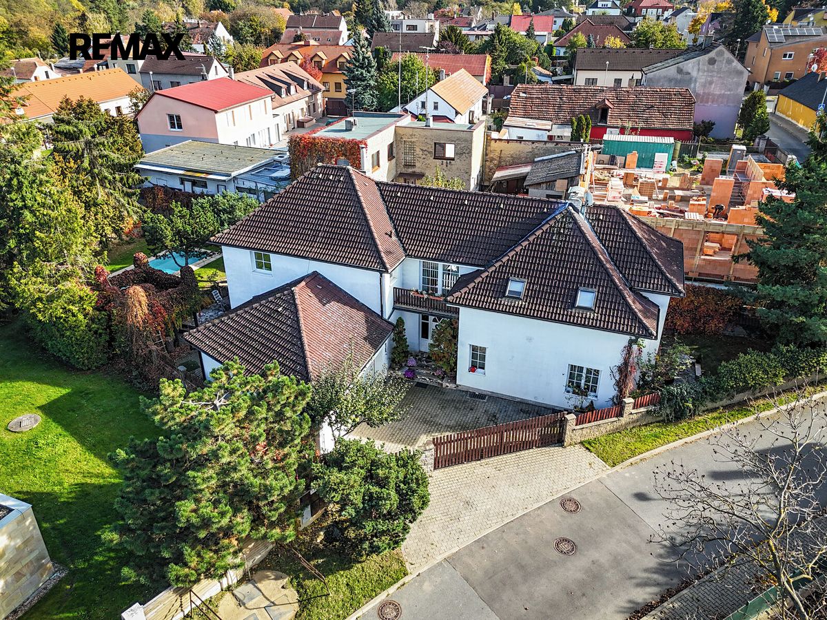 Prodej rodinného domu 355 m², pozemek 637 m² – fotografie 2