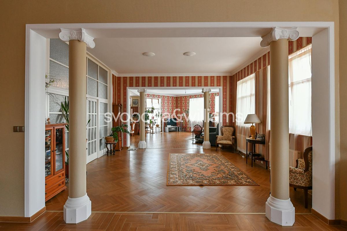 Prodej rodinného domu 718 m², pozemek 2052 m² – fotografie 2
